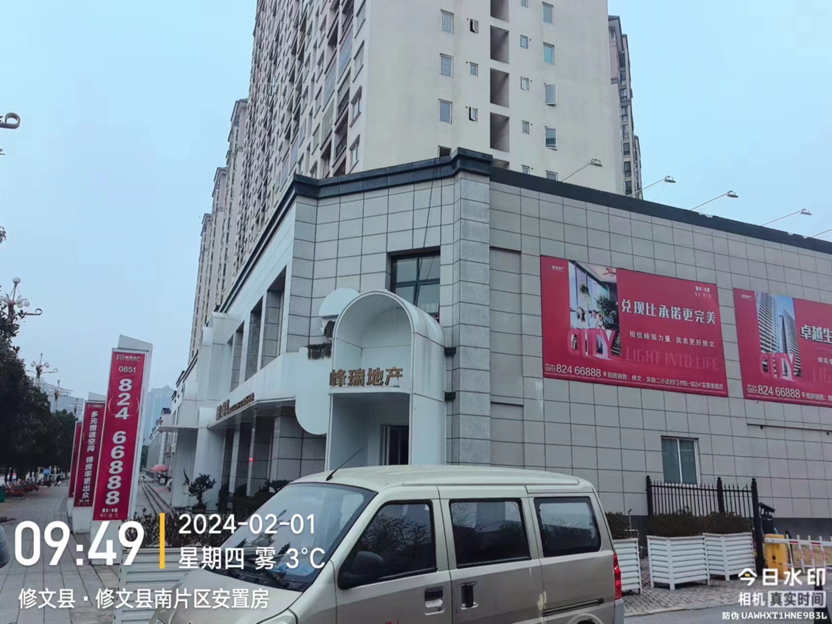 EPS裝飾線條的表面平整、細(xì)膩，可以進(jìn)行各種顏色、紋理的涂裝處理，使得建筑外觀更加美觀。