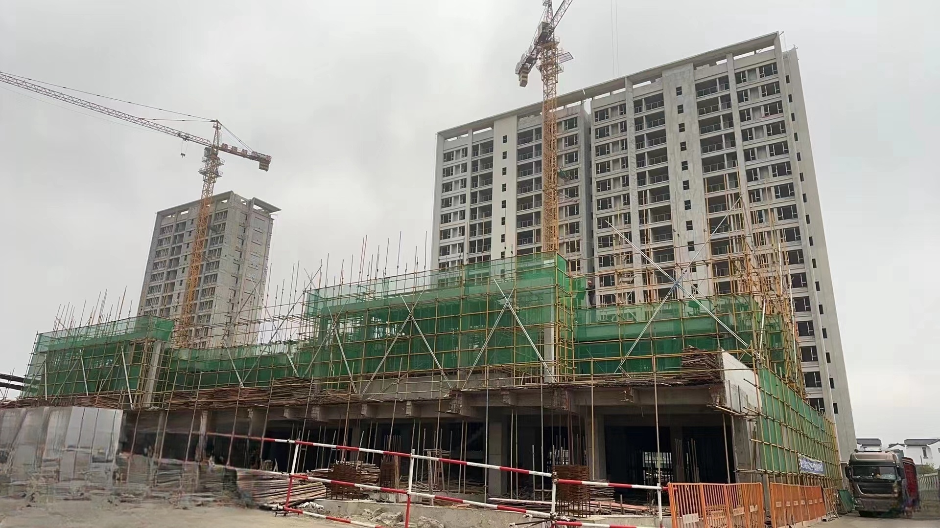 【eps線條廠家】外墻裝飾材料大PK：EPS線條和輕石構(gòu)件誰能笑到最后？